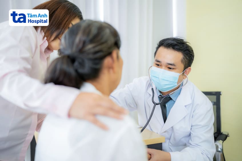 nên đi thăm khám sớm nếu bị đau đầu chảy máu cam