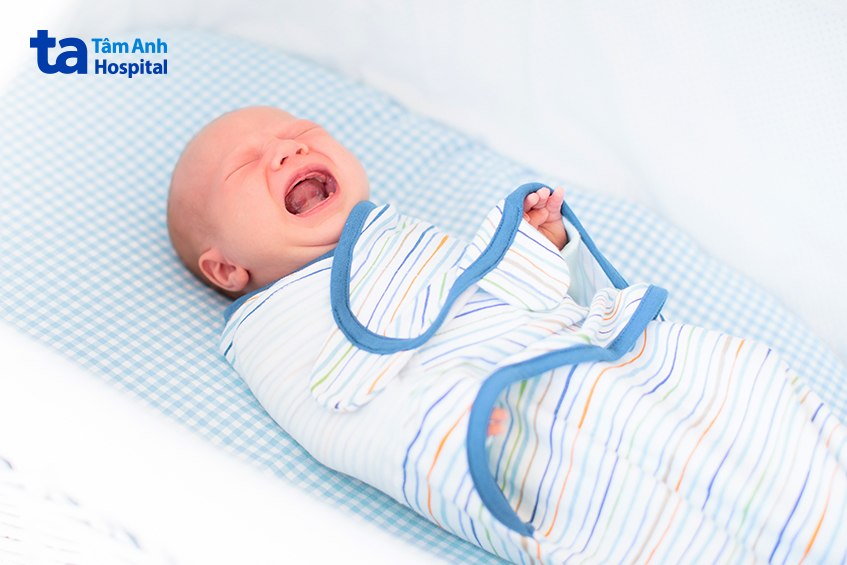 nên đưa trẻ đến bệnh viện để được bác sĩ kiểm tra