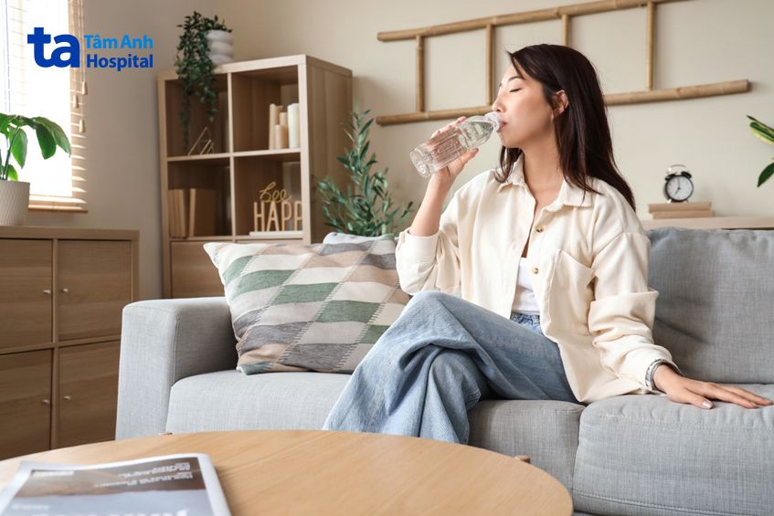 nên uống nước trước bữa ăn