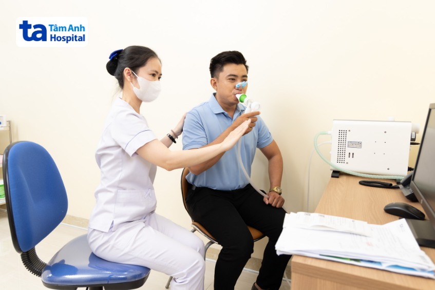 người bệnh đang thăm khám tại khoa nội hô hấp