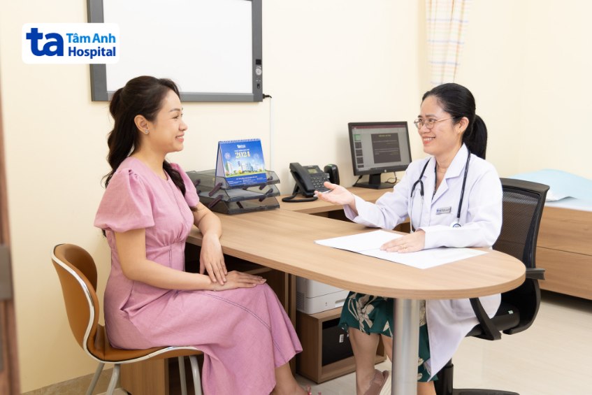 người bệnh được bác sĩ thăm khám, tư vấn bệnh hô hấp