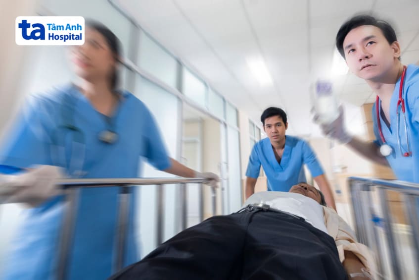 người bị đau đầu sấm sét cần điều trị kịp thời