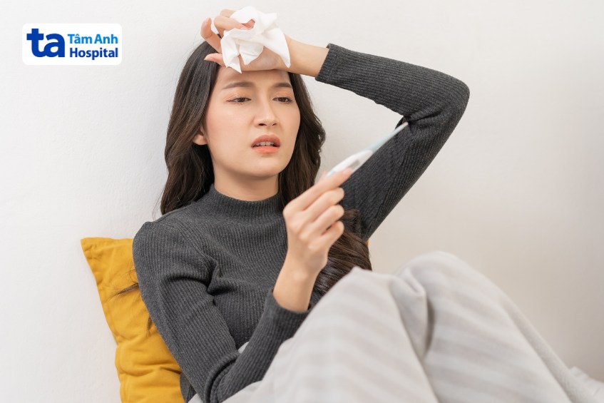 người bị viêm phế quản có thể gặp triệu chứng sốt