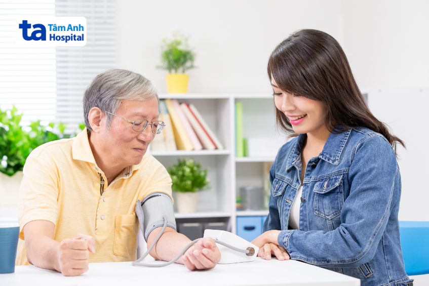 Người cao tuổi nên đo huyết áp 1-2 lần/ngày