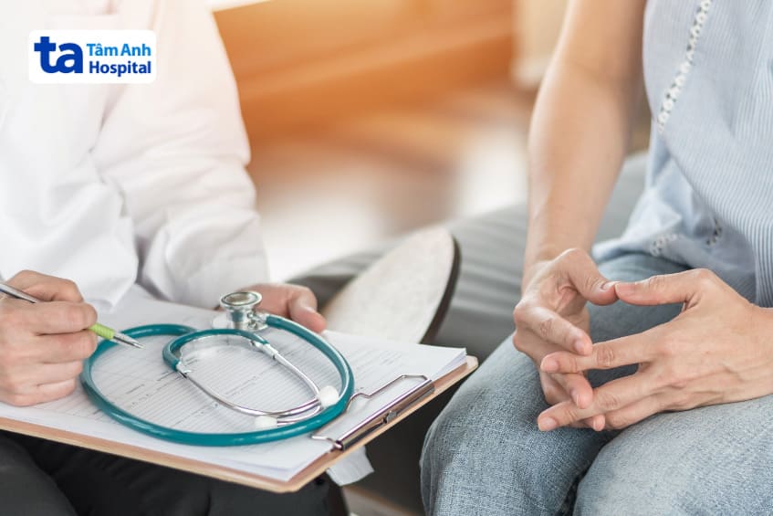 người khóc xong bị đau đầu dữ dội nên đi gặp bác sĩ