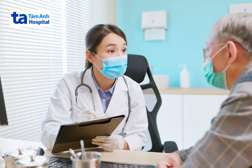 người lớn tuổi khám sức khỏe định kỳ