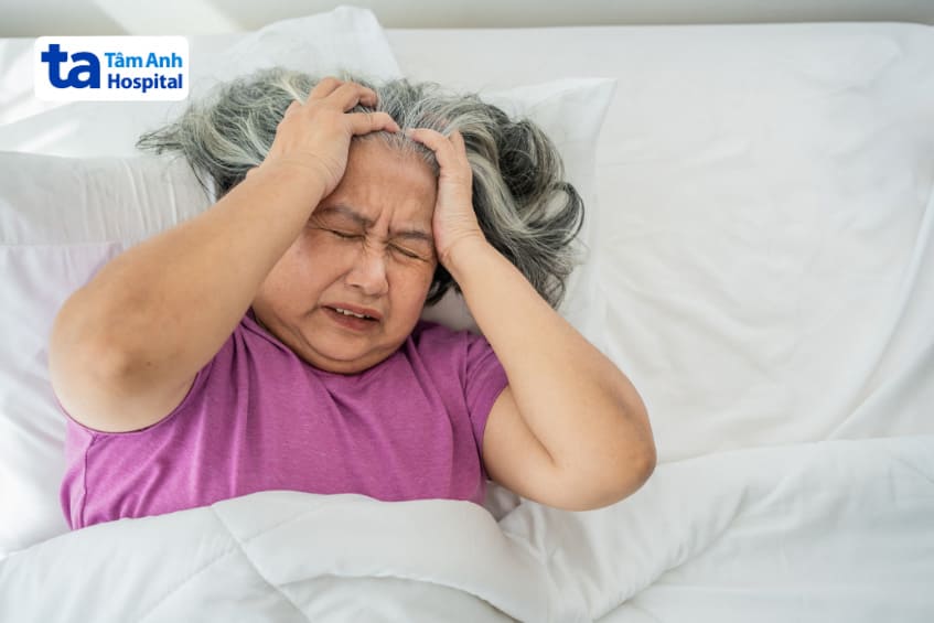 người trên 50 tuổi dễ bị đau đầu khi ngủ