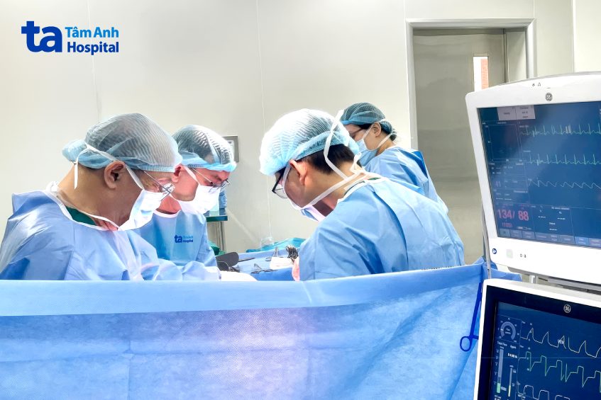 những bác sĩ đang phẫu thuật cho bệnh nhân