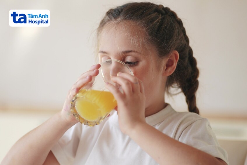 nước cam giúp bổ sung nước bù điện giải cho trẻ tay chân miệng