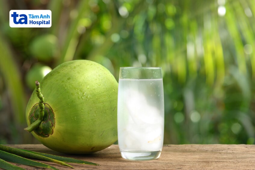 nước dừa giàu tốt cho trẻ bị tay chân miệng