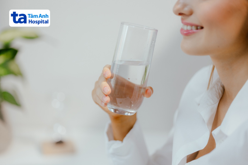 Nước có vai trò quan trọng trong hầu hết mọi chức năng của cơ thể