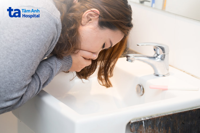 Ở tuần 6 của thai kỳ IVF, mẹ bầu có thể ốm nghén, buồn nôn do hormone thai kỳ tăng cao