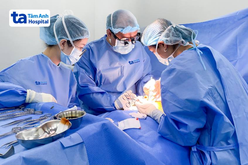 phẫu thuật đóng hậu môn tạm cho bé minh