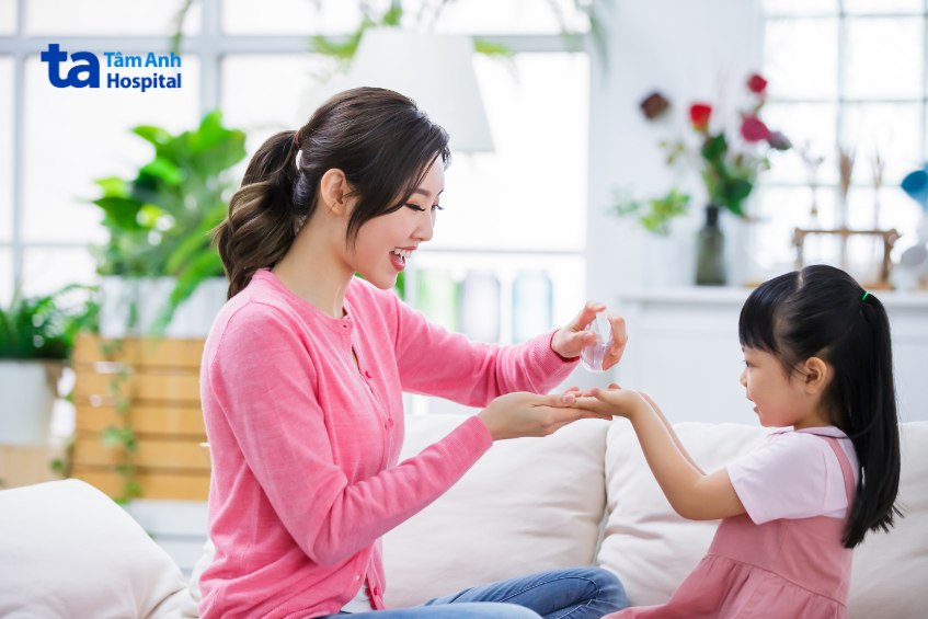 phụ huynh cần giữ vệ sinh sạch sẽ cho trẻ