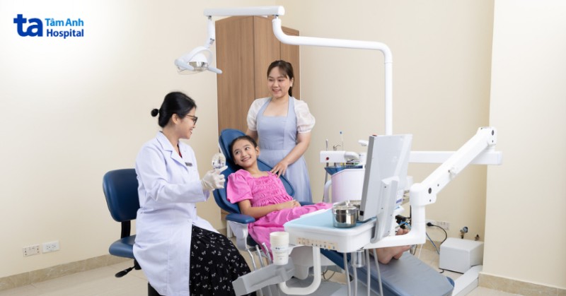 Bác sĩ CKI Dương Anh Thư, Trưởng Đơn vị Răng Hàm Mặt, Phòng khám Đa khoa Tâm Anh Quận 7 giải thích về quy trình điều trị trám răng lấy tủy trước khi tiến hành giúp người bệnh cảm thấy an tâm, thoải mái hơn