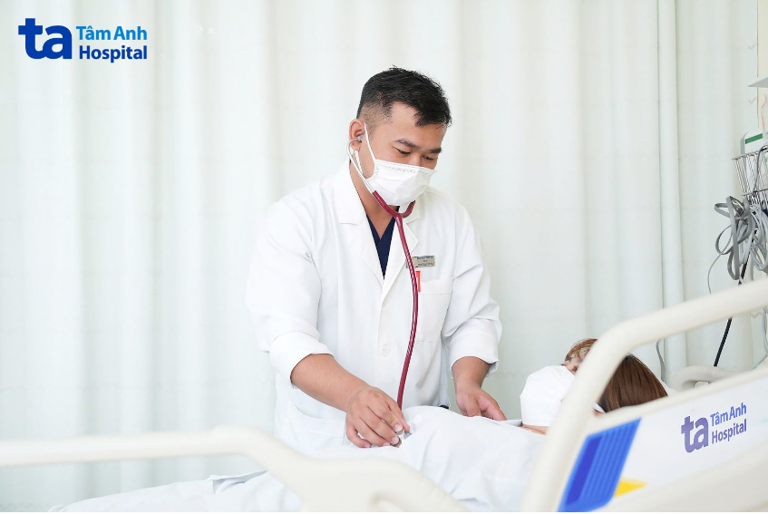 BS.CKI Phùng Quang Tùng và người bệnh