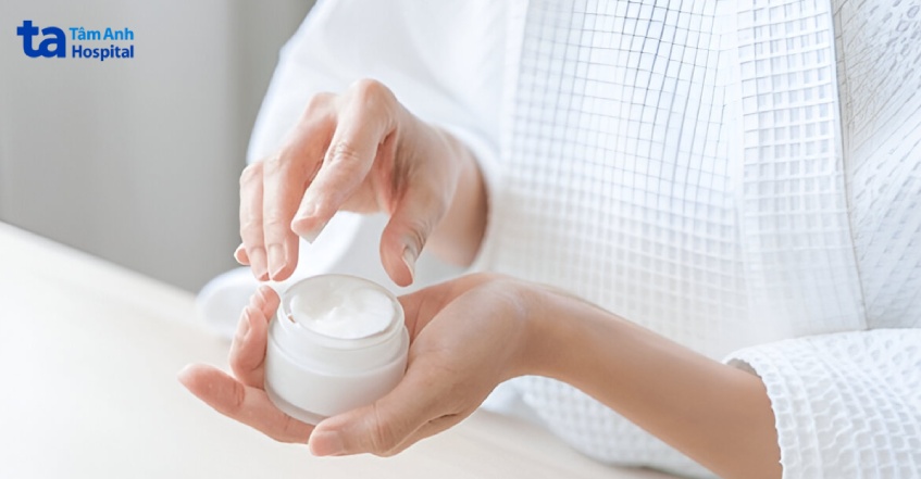 sử dụng kem dưỡng ẩm dành cho da nhạy cảm để giảm kích ứng