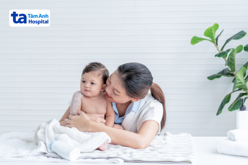 tắm cho trẻ sau tiêm vắc xin