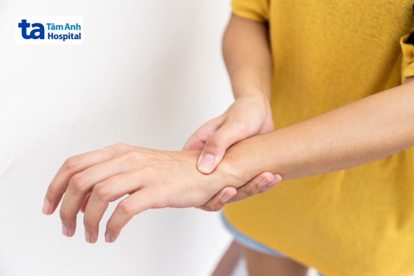 tê tay bên phải cảnh báo nhiều bệnh lý