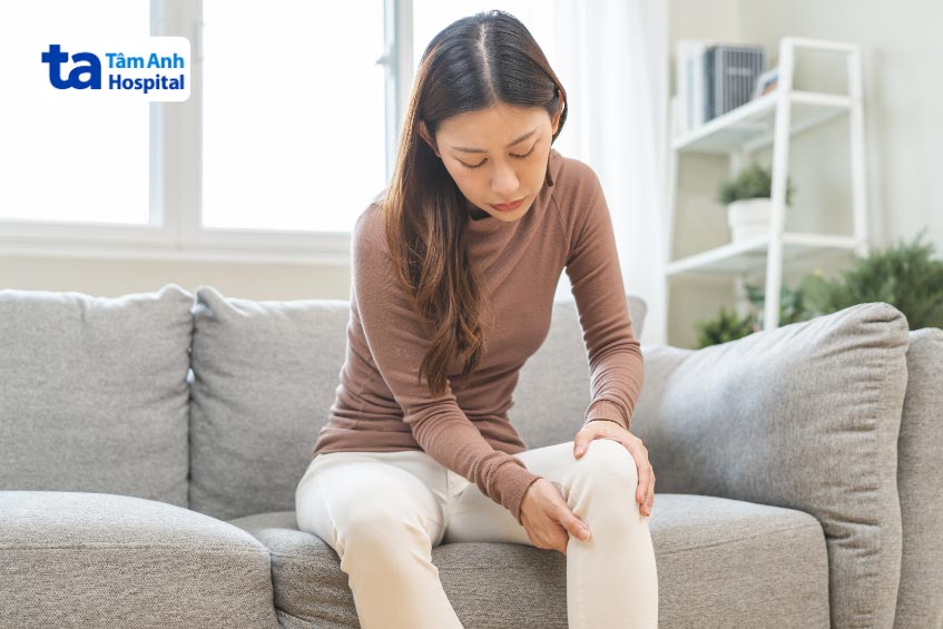 Thăm khám bác sĩ khi gặp viêm khớp mạn tính