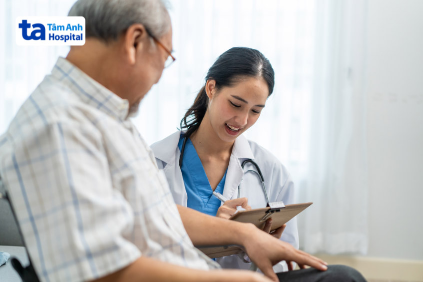 Thăm khám điều trị viêm khớp cổ chân sau chấn thương
