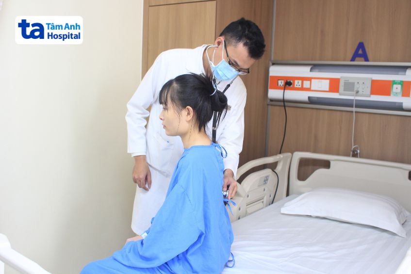 Bác sĩ thăm khám sau điều trị cho bệnh nhân đã điều trị bít dù lỗ thông liên nhĩ thứ phát