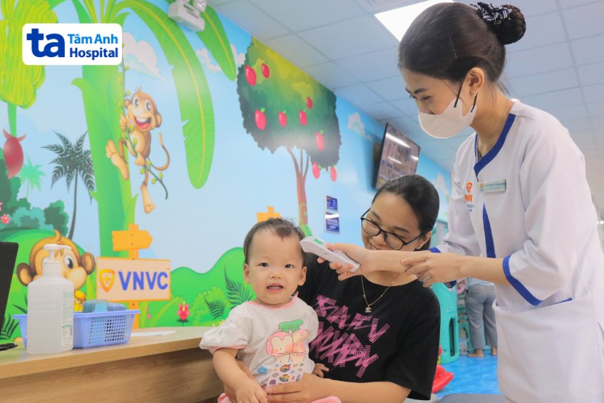 theo dõi sau tiêm 6 trong 1 cho trẻ