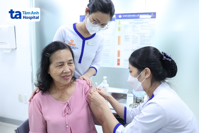 tiêm vắc xin là cách an toàn, hiệu quả phòng viêm phế quản j20