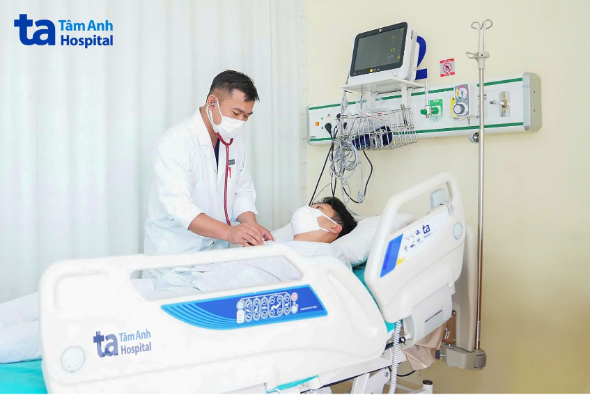 Bác sĩ Tùng chăm sóc cho anh Nghĩa khi sức khỏe đã ổn định.