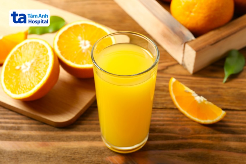 tránh cho trẻ trào ngược dạ dày uống nước ép