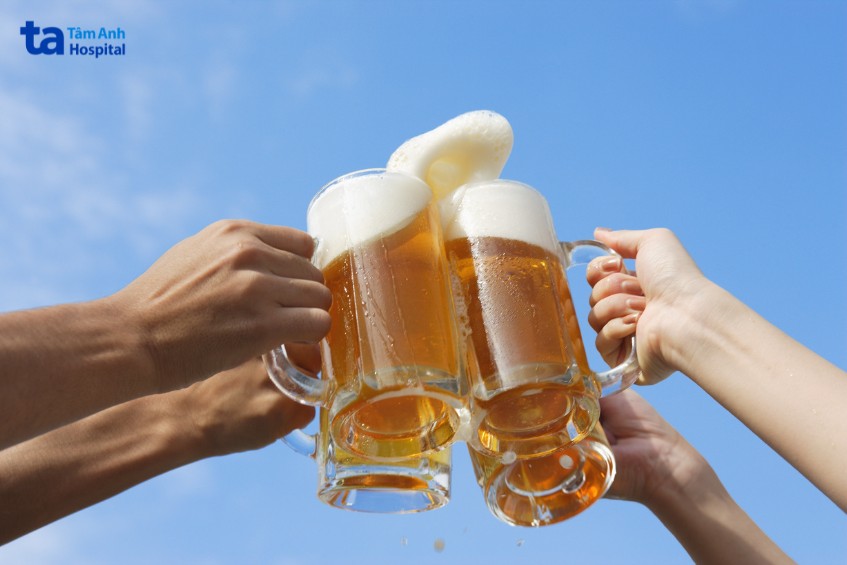 tránh uống bia để bảo vệ mắt