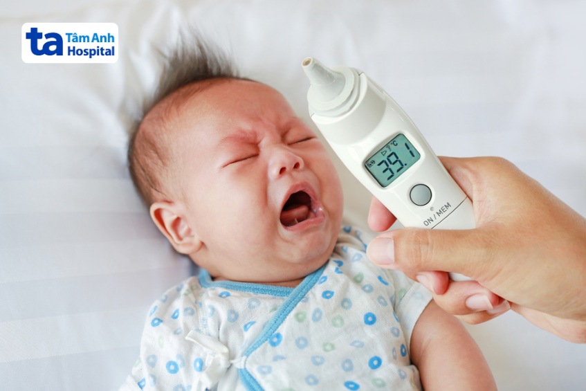 trẻ bị sốt sau khi tiêm phòng 6 trong 1 cần lưu ý