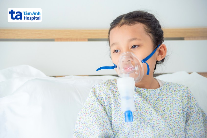trẻ bị suy hô hấp được điều trị bằng liệu pháp oxy