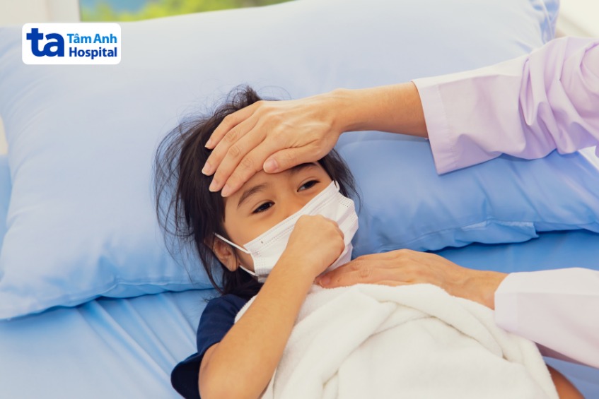 Trẻ bị tay chân miệng sốt cao không hạ