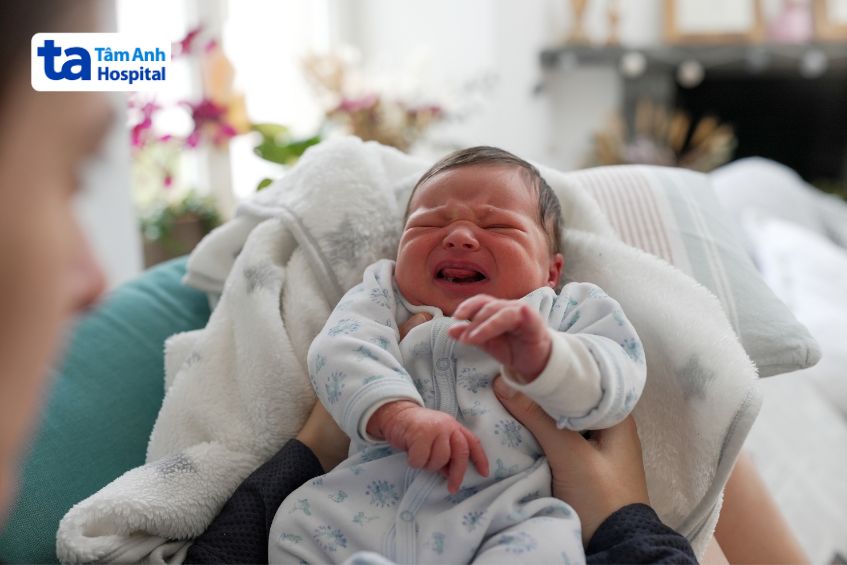 Trẻ bị tim một thất có triệu chứng tím tái, quấy khóc, bú kém