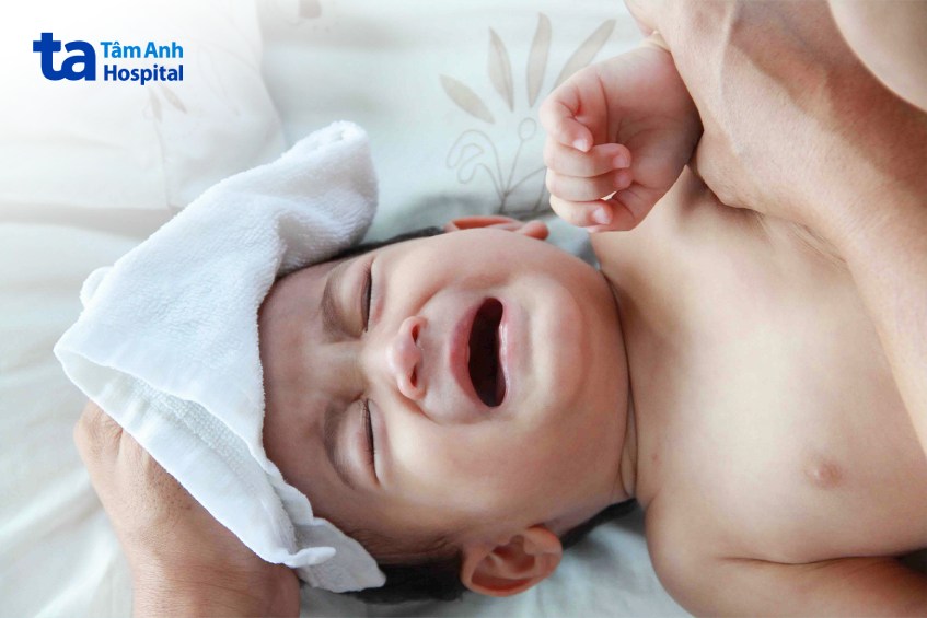 trẻ đau bụng dữ dội, sốt cao, quấy khóc nhiều