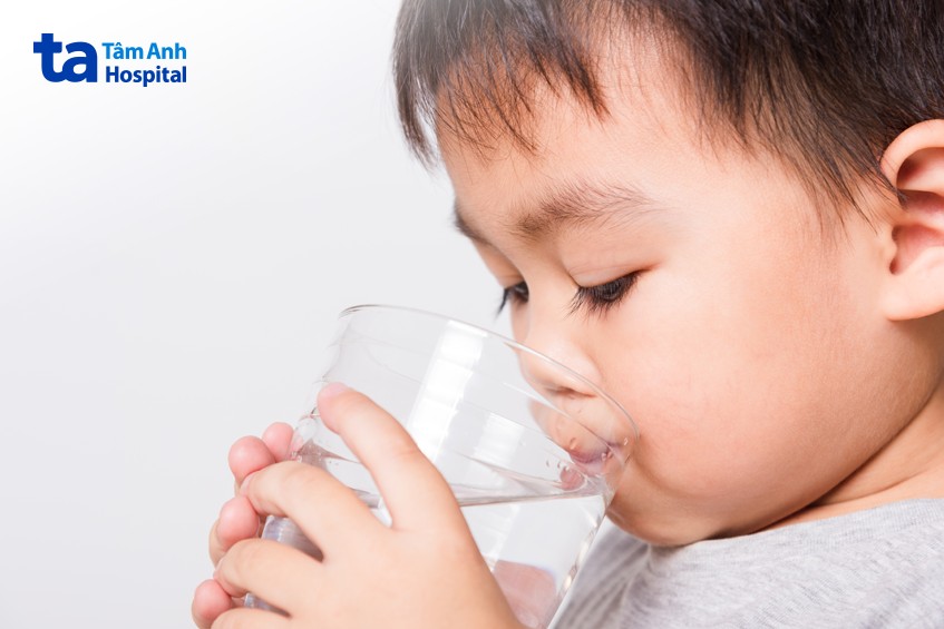 trẻ hen phế quản bội nhiễm cần uống nước đầy đủ