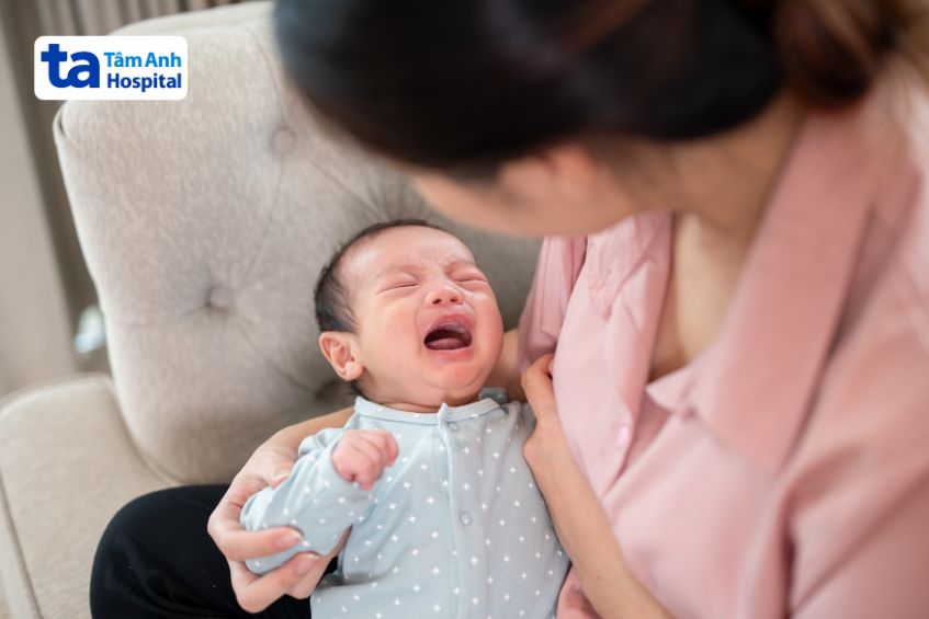 Trẻ mắc thất phải hai đường ra thường quấy khóc, bỏ bú