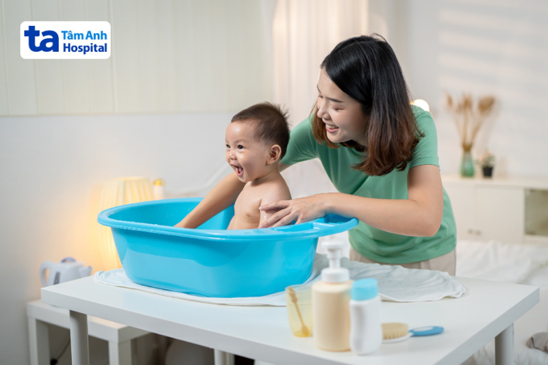 trẻ tiêm 6in1 về có được tắm không