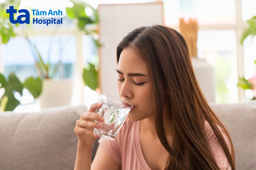 uống nhiều nước giúp đào thải độc tố