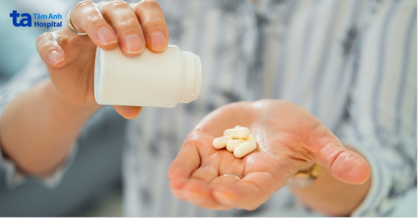 uống thuốc theo chỉ định của các bác sĩ để kiểm soát các triệu chứng