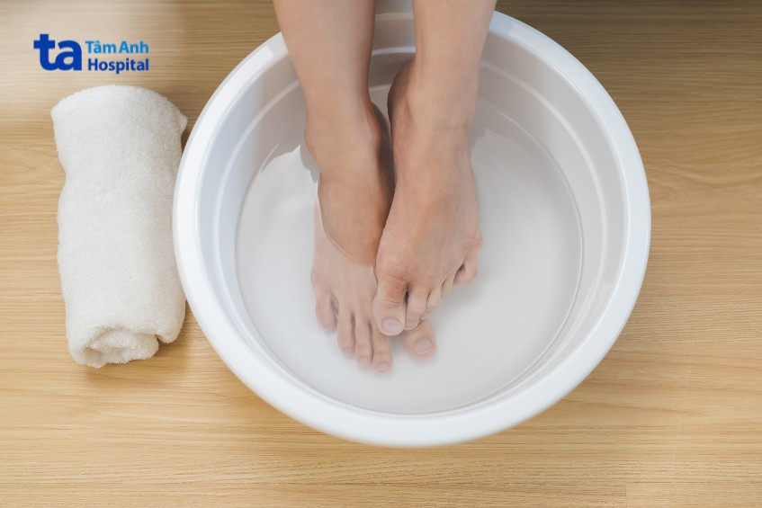 vệ sinh hàng ngày với xà phòng chứa thành phần chống nấm