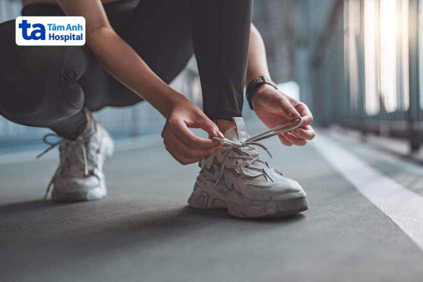 Viêm khớp cùng chậu nên mang giày vừa vặn