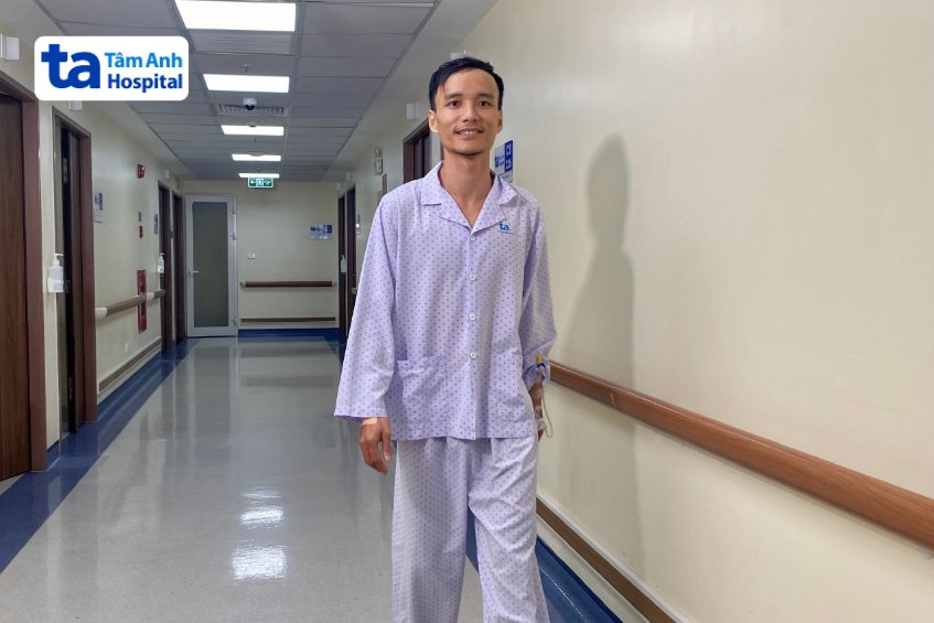 anh dũng đi lại sau phẫu thuật