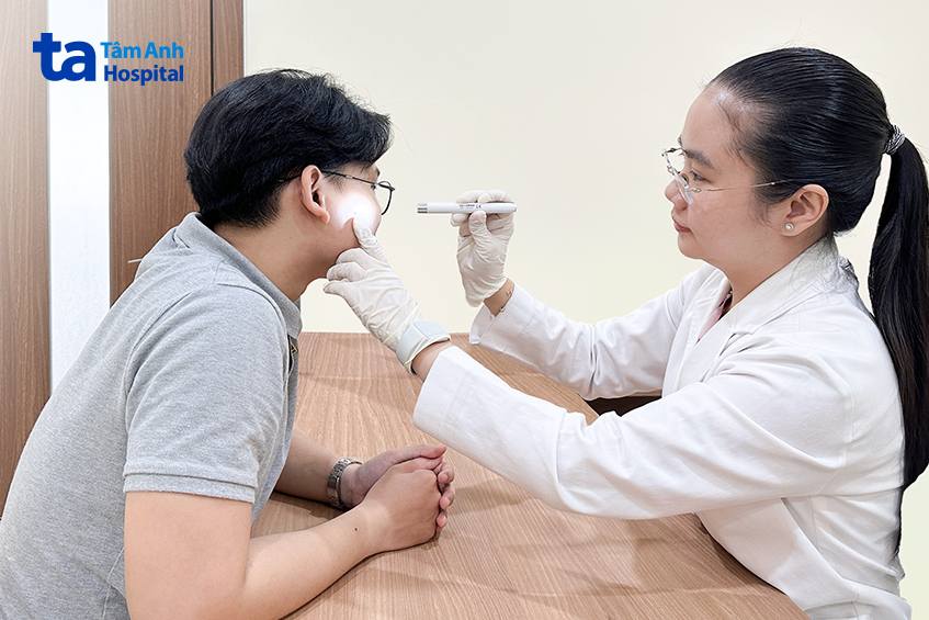 bác sĩ An đang kiểm tra da cho một người bệnh
