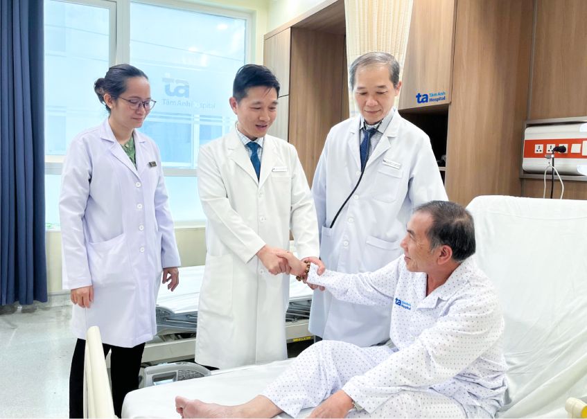 bác sĩ chúc mừng bệnh nhân khỏe mạnh