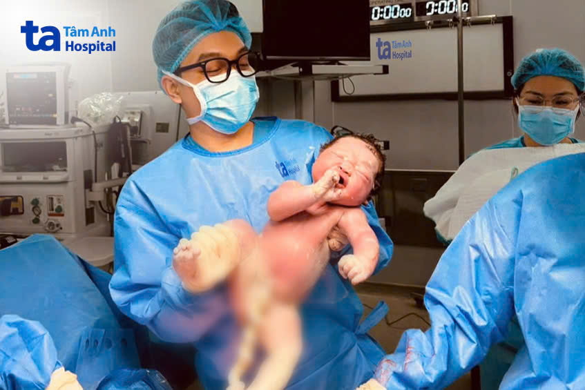 bác sĩ công đón em bé chào đời