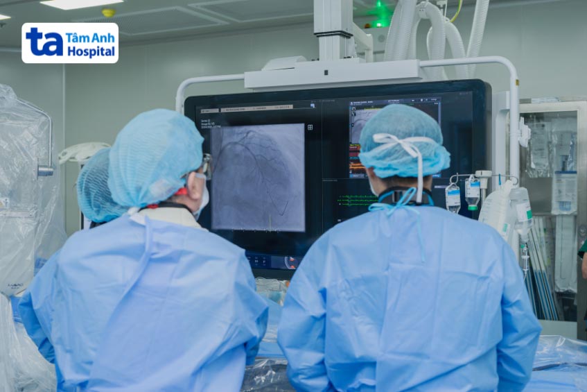 bác sĩ đang can thiệp mạch vành và đặt stent