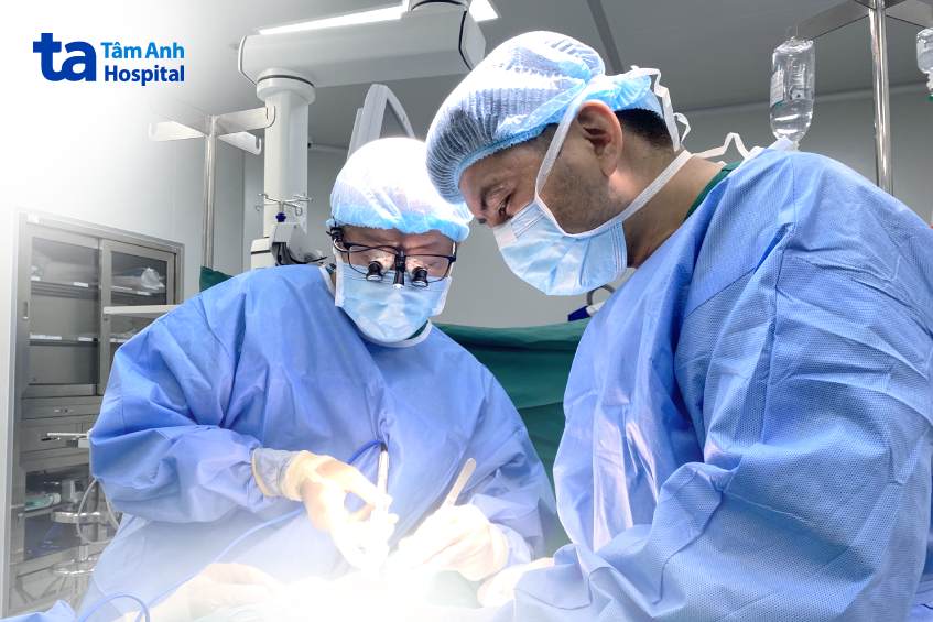 bác sĩ đang điều trị un thư vú giai đoạn 1