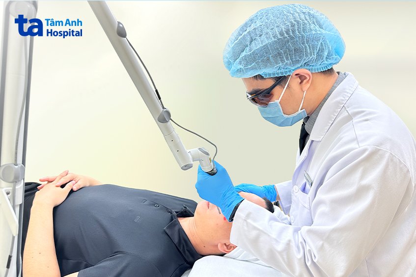 bác sĩ điều trị da